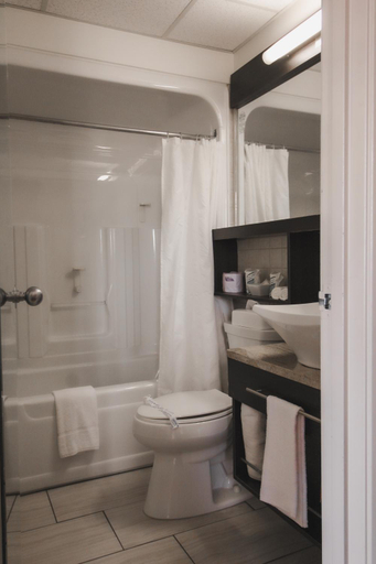 Bathroom 4, Hotel du Fjord, Le Fjord-du-Saguenay