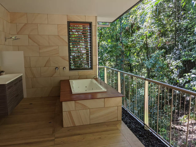 Room 5, Rainforest Meets Luxury - Infinity Pool Views, Cairns