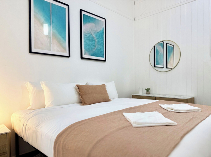 Room 3, Herveys, Hervey Bay - Pt A