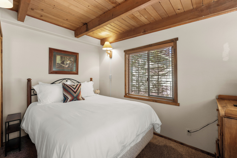 Room 3, Bear Hug Hideaway, San Bernardino
