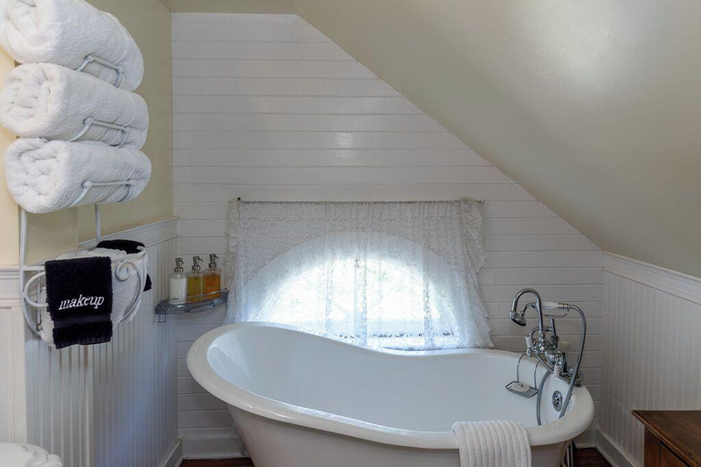 Bathroom, Heceta Lighthouse B&B, Lane