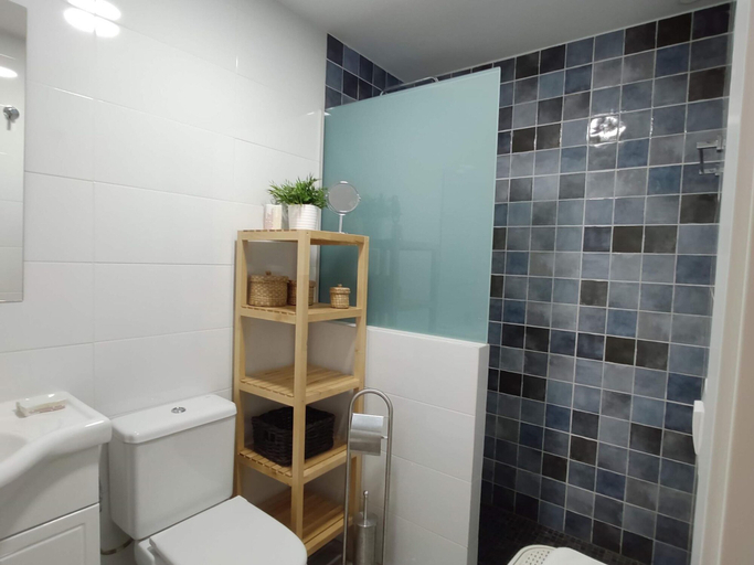 Room 5, Avenida de la Playa 23537, Cádiz