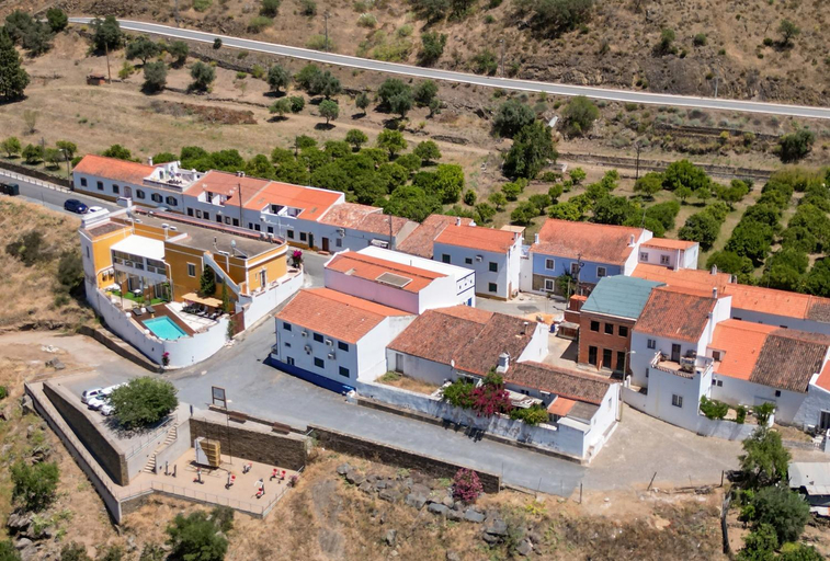 Exterior & Views