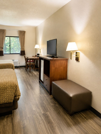 Bedroom 3, Days Inn by Wyndham Topeka, Shawnee
