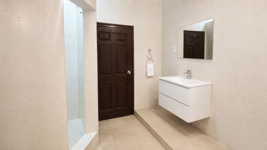 Bathroom 5, Roc Heights Lodge, Kanifing