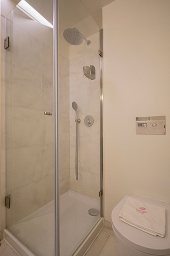 Bathroom 5, Castelo Superior Two Bedroom Apartment, Lisbon