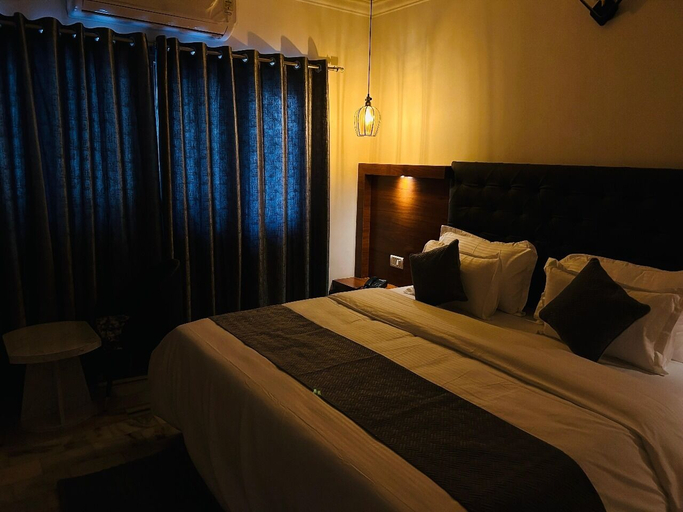 Bedroom 2, Hotel 7 Cr, Vadodara