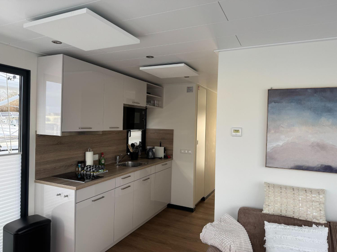 Others 4, Houseboat in Lemmer with Harbor Views, Lemsterland