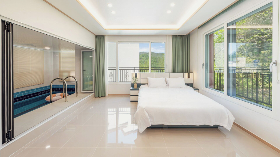 Bedroom 1, Gapyeong Laonjena Pool Villa, Gapyeong