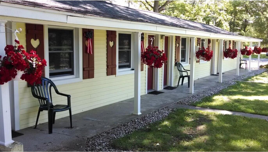 Exterior 3, Interlochen Motel, Grand Traverse