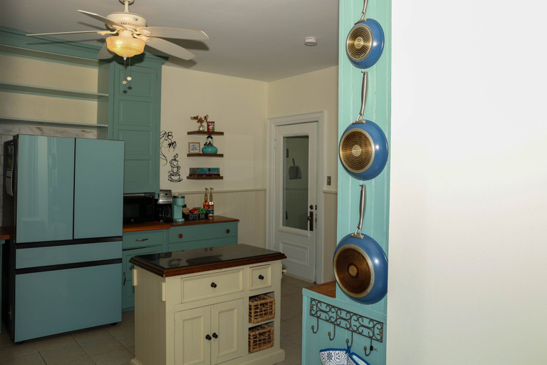 Private kitchen 4, Charming Victorian Duplex 3br Sleeps 10 3 Bedroom Home, Niagara