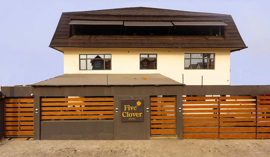 Exterior & Views