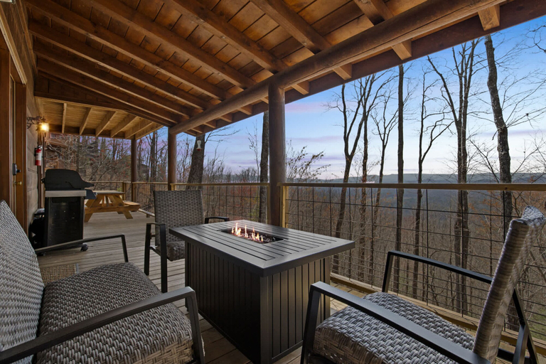 Room 5, MTN Views Hot Tub Fire Pit Pool Table Games, Fannin