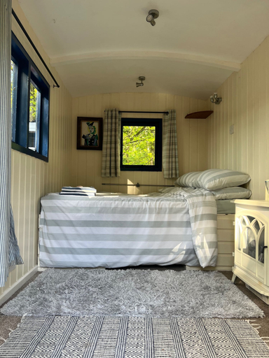 Room 2, 'bluebell' Charming Woodland Shepherds Hut nr Sea, Anglesey