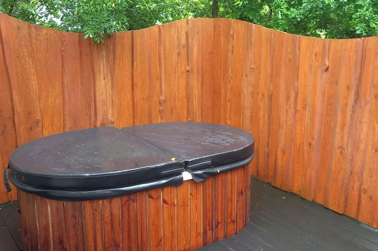 Outdoor spa tub, Unique Retreat Sleeps 2 With Hot Tub & Pets Ok