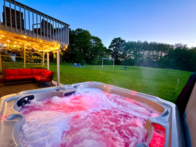 Sport & Beauty, Dream Palace with HOT TUB-Game Room-Fire Pit-5BR-3BA, Grand Traverse