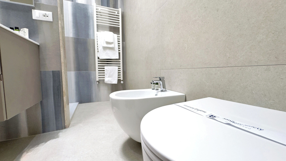 Bathroom 5, Alisìa, Taranto