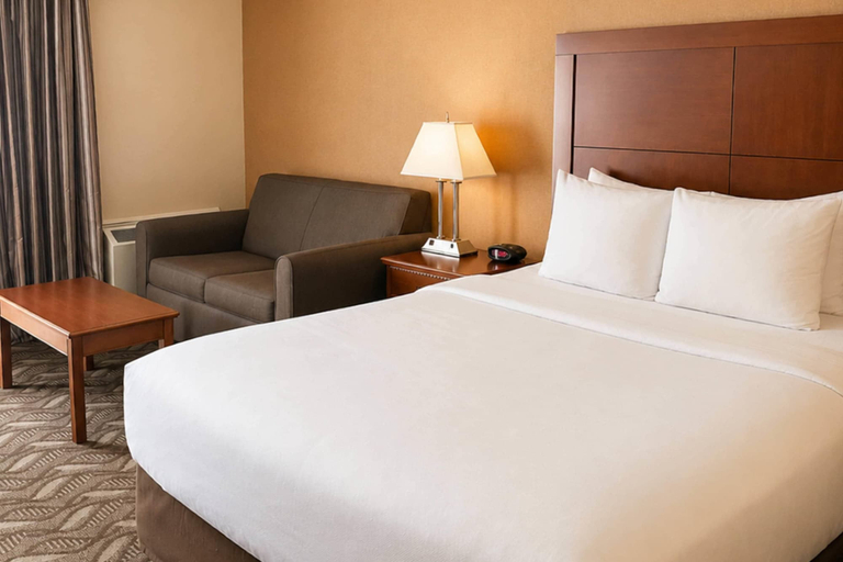 Bedroom 4, Comfort Inn & Suites Ambassador Bridge, Essex