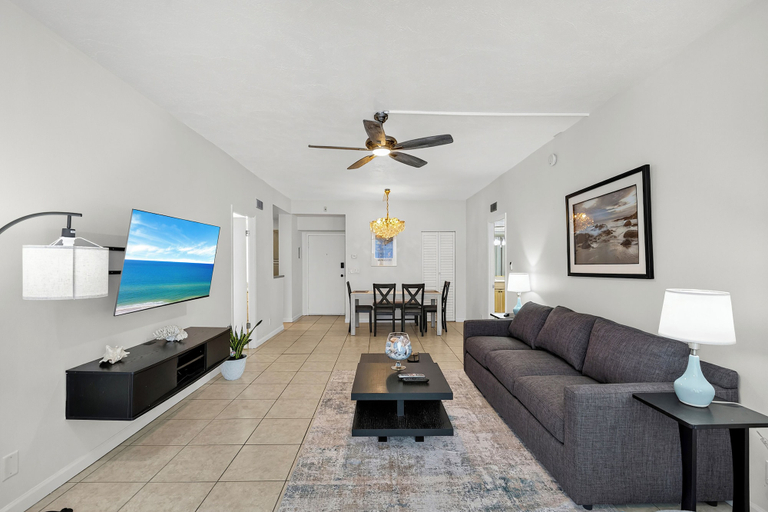 Living room 5, 2BD Condo with Pool and Patio Ground Floor, Sarasota