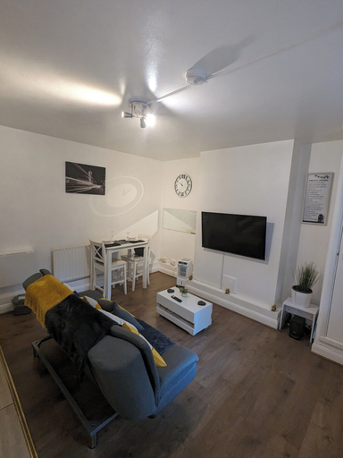 Living area 3, Apartment Sleeps 2 - City Centre & Wifi, London