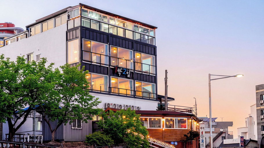 Exterior & Views