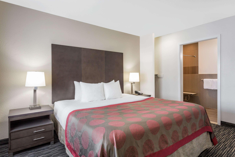 Bedroom 3, Ramada by Wyndham Monterey, Monterey