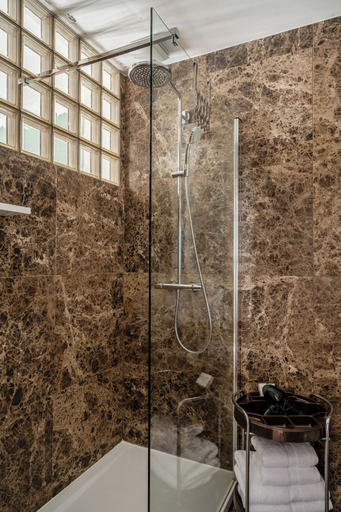Bathroom 5, A place - Vrijdagmarkt 1, Antwerpen