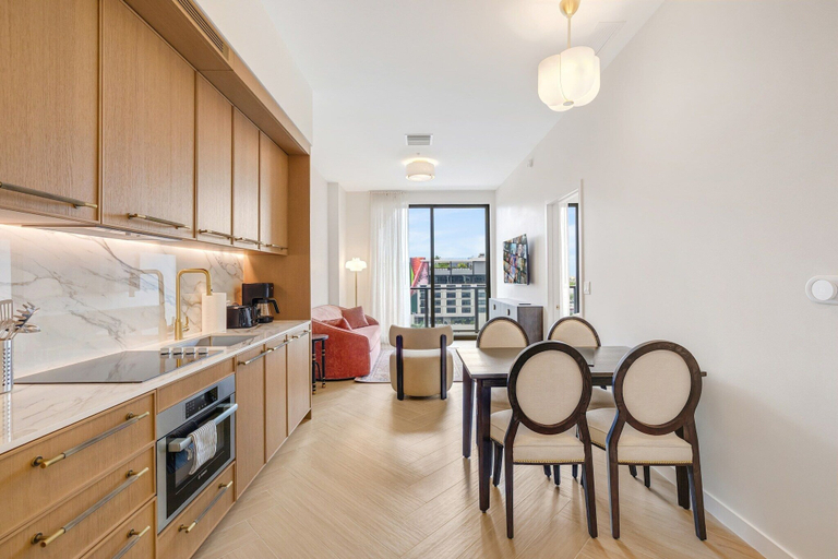 Private kitchen 2, Chic Miami Apt Pool Gym & Sleeps 4, Miami-Dade