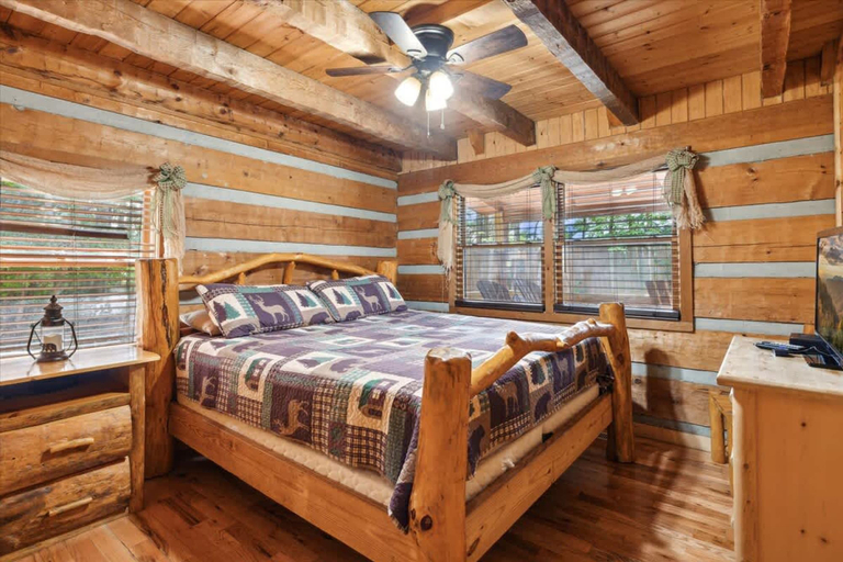 Room 3, Cabin Fever by Beyond Expectations w Hot Tub, Sevier