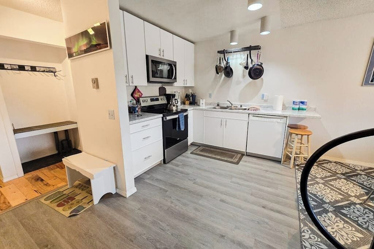 Interior 4, Slopeside Girdwood Condo With Mountain Views and a Fireplace, Anchorage