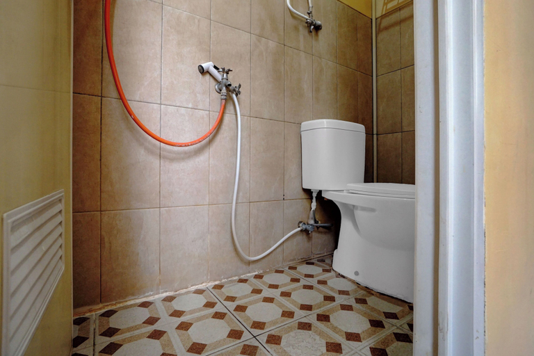 Bathroom 2, OYO 95290 Incess Diana Syariah, Probolinggo