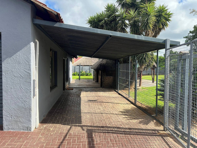 Property grounds 4, Stylish 1-bed Cottage,garden, Pool &secure Parking, Ekurhuleni