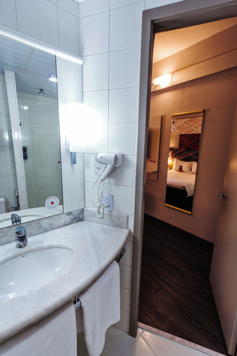 Bathroom 5, ibis Maringa, Maringá