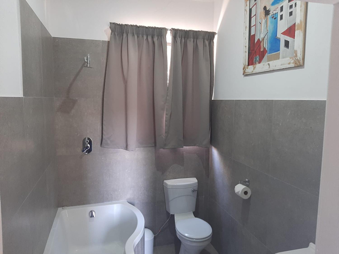 Bathroom 2, Loch's Hoek, Mangaung
