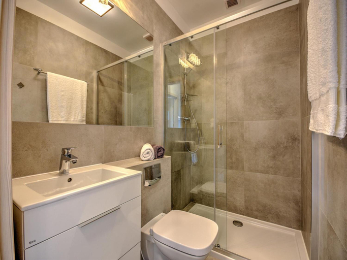 Bathroom 4, story holiday home with a garden and a pool, Kamień