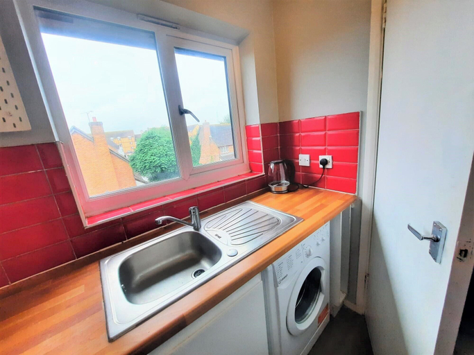 Private kitchen 2, Joydens Wood, 2-bed Apt, Sleeps 4 With Parking, Thurrock