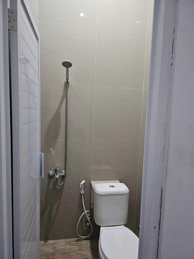 Bathroom, Hotel O near Mitra Plumbon Hospital, Cirebon