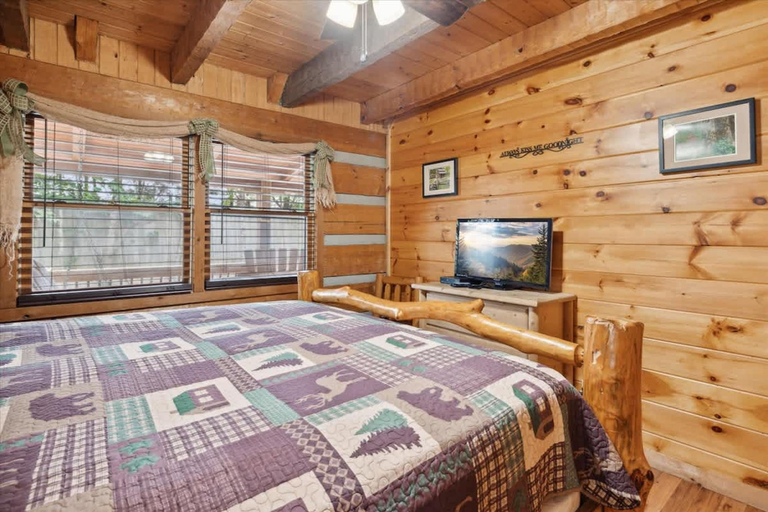 Room 4, Cabin Fever by Beyond Expectations w Hot Tub, Sevier