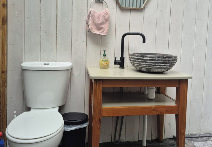 Bathroom 2, Unique Retreat Sleeps 2 With Hot Tub & Pets Ok