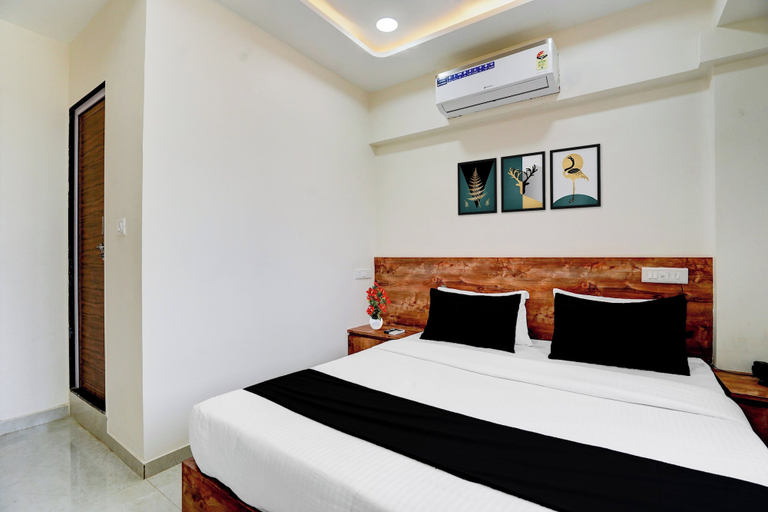 Room 4, Collection O Prahlad Nagar Road, Ahmadabad