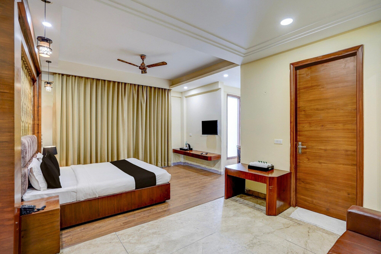 Room 4, Classic With Balcony Near Medanta, Gurgaon