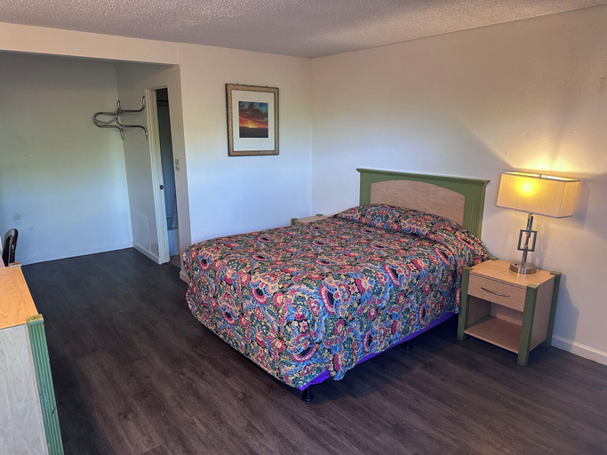 Bedroom 5, Garden Grove Inn, Orange