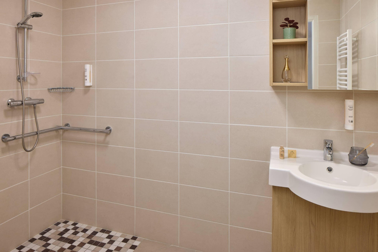 Bathroom 5, Quality Aparthotel Pau Porte des Pyrénées, Pyrénées-Atlantiques