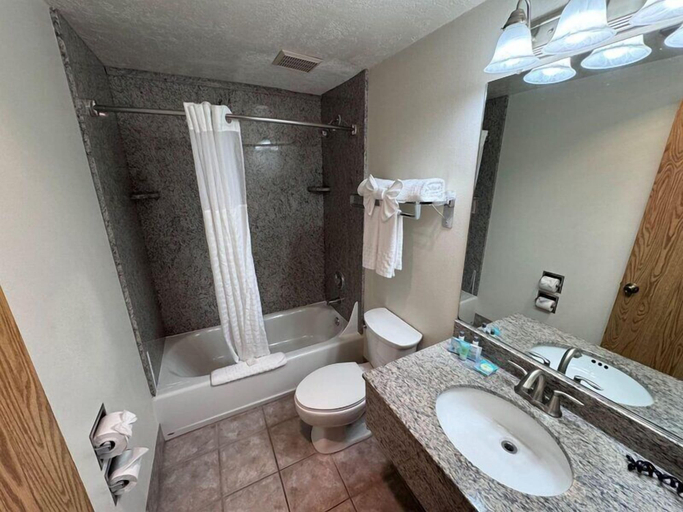 Bathroom 4, Promenade Inn & Suites Oceanfront, Clatsop