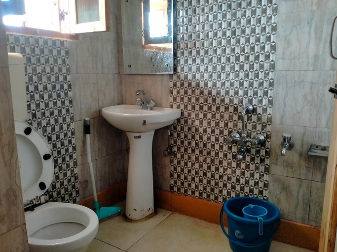 Bathroom, John friends guest house, Srinagar