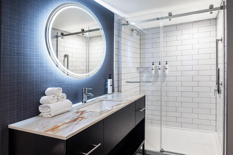 Bathroom 4, Embassy Suites Montréal by Hilton, Montréal