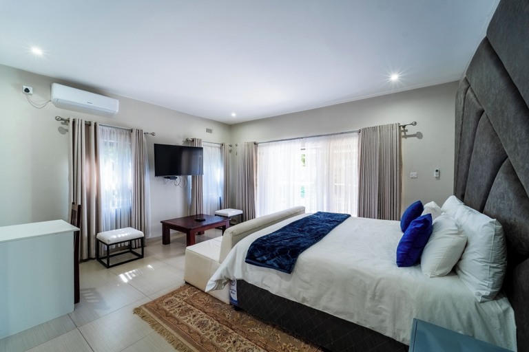 Room 4, Cosmo Guest House, Hwange