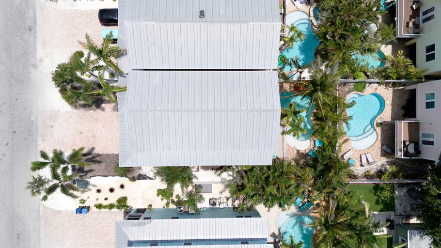 Room 4, Holmes Beach - Pool - Minutes to Beach - Sleeps 8, Manatee