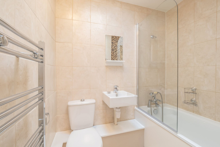 Room 2, Host Stay St Martin s Road, Kent