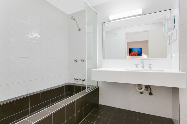 Bathroom 4, Comfort Inn Cairns City, Cairns